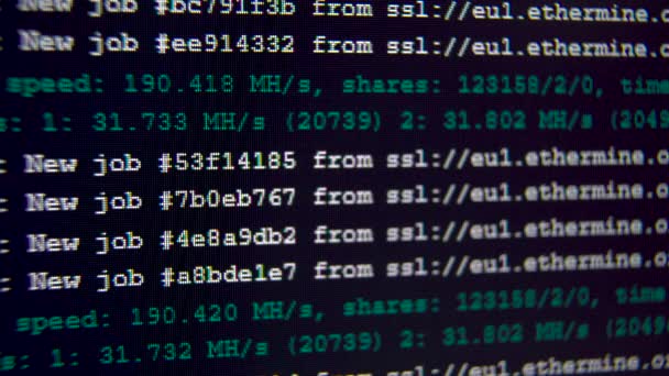 Program procesu těžby kryptoměn na displeji PC — Stock video