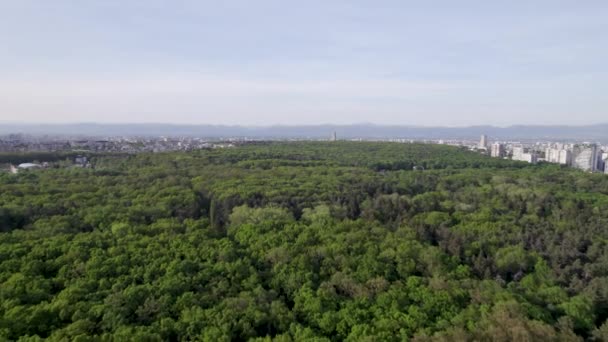 Vue aérienne du parc de chasse et de la ville de Sofia en Bulgarie. Vue supérieure des arbres verts dans le parc de la ville — Video