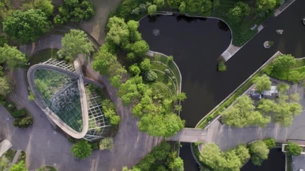 Drone vue du dessus de l'étang dans les enclos pour animaux au zoo de Sofia — Video