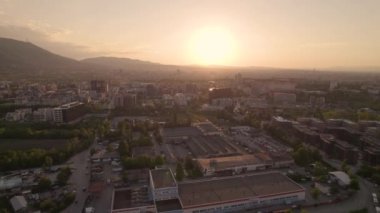 Gün batımında Vitosha Dağı ve Sofya banliyösünün havadan görünüşü