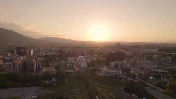 日落时索菲亚郊区的无人驾驶飞机图像 — 图库视频影像