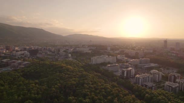 Vue aérienne du quartier de la banlieue de Sofia avec un bel horizon de coucher de soleil — Video