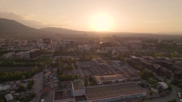 Vista aérea de la montaña Vitosha y Sofía suburbana al atardecer — Vídeos de Stock