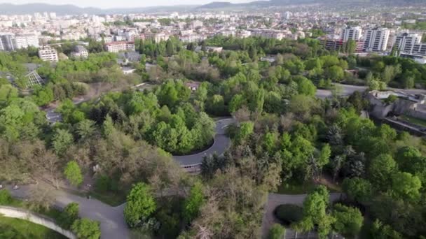 Vista aérea del zoológico de Sofía, el parque de caza y la ciudad de Sofía — Vídeos de Stock