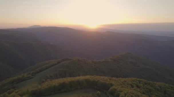 ブルガリアのバルカン山脈のアンバリツァ難民からの美しい夕日. — ストック動画