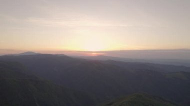 Ambaritsa üzerinde panoramik günbatımı. Bulgaristan 'ın Balkan Dağları' nda Levski zirvesi. Orta Balkan zirveleri üzerinde güzel günbatımı silüeti