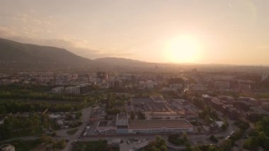 Bulgaristan 'ın Sofya kenti üzerinde gün batımında hava manzarası. Hava aracı şehir parkından gün batımında Sofya, Bulgaristan 'ın silueti görüntülendi