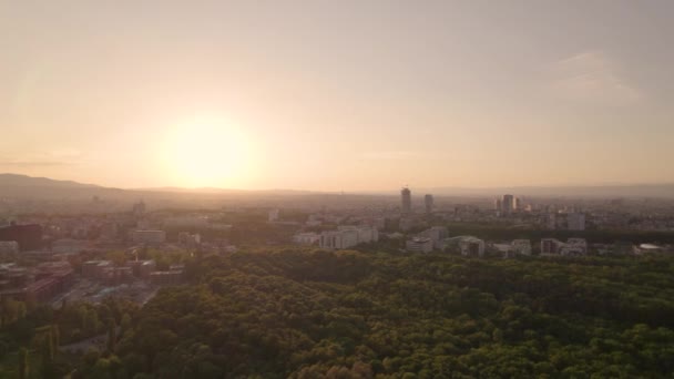 ブルガリアのソフィア市の日没時の空中パノラマ 空中ドローンビュー 都市公園から日没時にブルガリアのソフィアのスカイライン — ストック動画