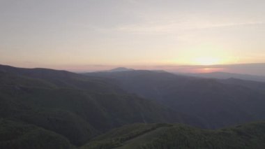 Ambaritsa üzerinde panoramik günbatımı. Bulgaristan 'ın Balkan Dağları' nda Levski zirvesi. Orta Balkan zirveleri üzerinde güzel günbatımı silüeti