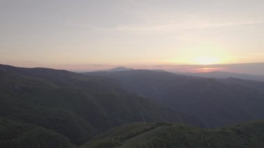 Ambaritsa üzerinde panoramik günbatımı. Bulgaristan 'ın Balkan Dağları' nda Levski zirvesi. Orta Balkan zirveleri üzerinde güzel günbatımı silüeti