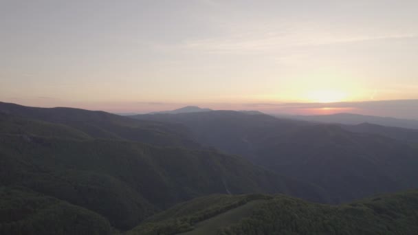 アンバリツァのパノラマの夕日 ブルガリアのバルカン山脈でレヴスキーのピーク 中央バルカンのピークの上に美しい夕日のスカイライン — ストック動画
