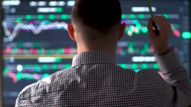 Serbest çalışan komisyoncuların bilgisayar monitörlerine bakmaları ve borsada başarılı ticareti kutlayan jest yapmaları. Bitcoin ve borsa ticareti kavramı. Yüksek kalite 4k görüntü