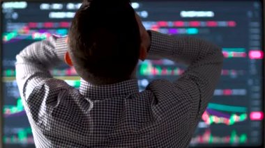 Finansal grafiklere bakan hayal kırıklığına uğramış hisse senedi tüccarının dikiz görüşü. Kripto döviz borsası çöktü. Bitcoin ve borsa ticareti kavramı. Yüksek kalite 4k görüntü