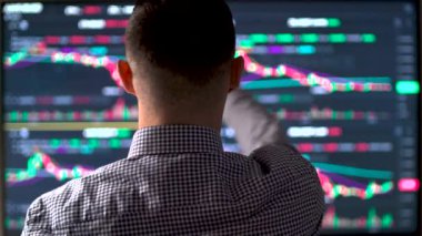 Serbest çalışan komisyoncuların bilgisayar monitörlerine bakmaları ve borsada başarılı ticareti kutlayan jest yapmaları. Bitcoin ve borsa ticareti kavramı. Yüksek kalite 4k görüntü