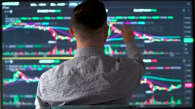 Serbest çalışan komisyoncuların bilgisayar monitörlerine bakmaları ve borsada başarılı ticareti kutlayan jest yapmaları. Bitcoin ve borsa ticareti kavramı. Yüksek kalite 4k görüntü