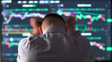 Finansal grafiklere bakan hayal kırıklığına uğramış hisse senedi tüccarının dikiz görüşü. Kripto döviz borsası çöktü. Bitcoin ve borsa ticareti kavramı. Yüksek kalite 4k görüntü
