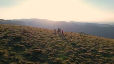 Ambaritsa üzerinde panoramik günbatımı. Bulgaristan 'ın Balkan Dağları' nda Levski zirvesi. Orta Balkan zirveleri üzerinde güzel günbatımı silüeti