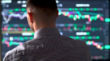 Serbest çalışan komisyoncuların bilgisayar monitörlerine bakmaları ve borsada başarılı ticareti kutlayan jest yapmaları. Bitcoin ve borsa ticareti kavramı. Yüksek kalite 4k görüntü