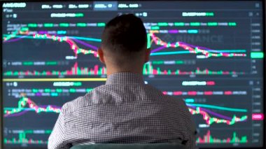 Finansal grafiklere bakan hayal kırıklığına uğramış hisse senedi tüccarının dikiz görüşü. Kripto döviz borsası çöktü. Bitcoin ve borsa ticareti kavramı. Yüksek kalite 4k görüntü