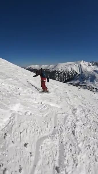 Tracking Shot Van Een Man Die Bergafwaarts Snowboardt Man Rijden — Stockvideo