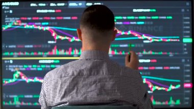 Serbest çalışan komisyoncuların bilgisayar monitörlerine bakmaları ve borsada başarılı ticareti kutlayan jest yapmaları. Bitcoin ve borsa ticareti kavramı. Yüksek kalite 4k görüntü