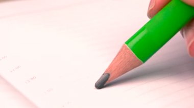 Grafit kalem kullanarak bir kağıt parçasına yakın plan yazı yazmak. Adımı yazmak günlüğe veya mektuba yazmaktır. Yazar otobiyografi konsepti yazar