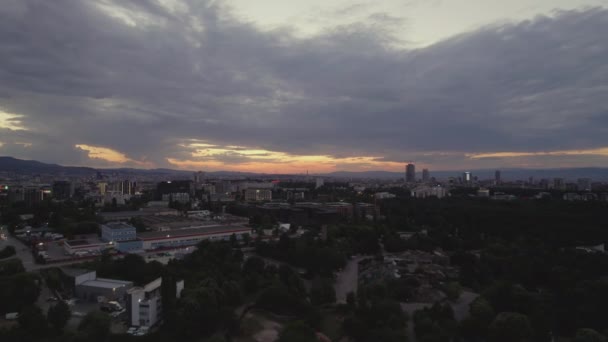Paysage Urbain Ciel Couchant Avec Beaux Nuages Rouges Dessus Ville — Video
