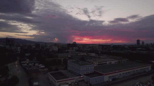 Stadslandschap Zonsondergang Hemel Met Prachtige Rode Wolken Boven Stad Zonsondergang — Stockvideo