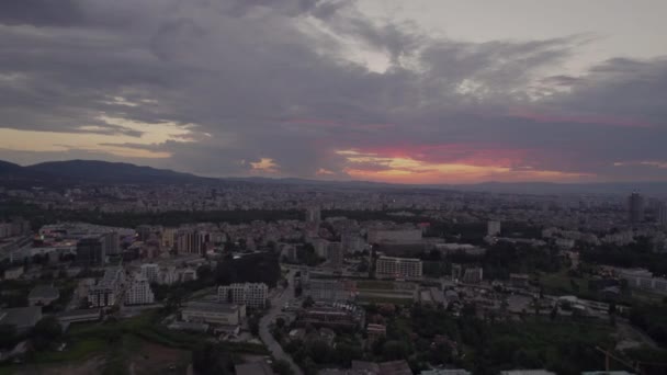 Paysage Urbain Ciel Couchant Avec Beaux Nuages Rouges Dessus Ville — Video