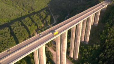 Güneşli bir günde dağların arasındaki otoban manzarası. Ulaşım sahnesi. Çevre yolu hava manzaralı. Brezilya yol simgesi. Deniz dağı. Yüksek kalite 4k görüntü