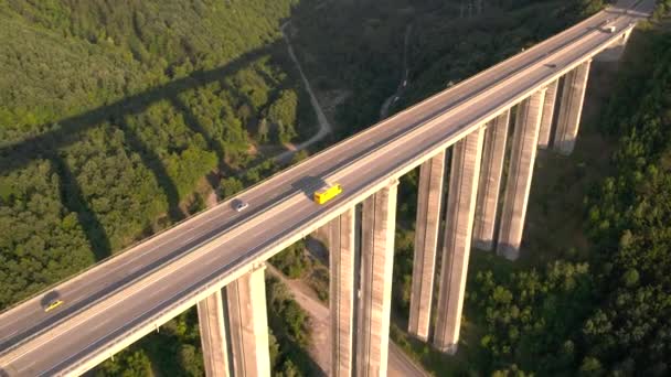Panorama Krajina Dálniční Silnice Mezi Horami Slunečného Dne Transportní Scéna — Stock video