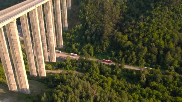 Чудовий Міст Шосе Горах Машини Їздять Віадуку Літній Рух Вигляд — стокове відео