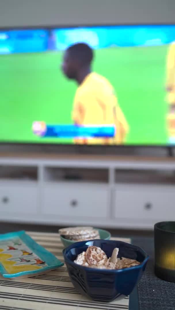 Vertical Video Man Eating Junk Font Watching Football High Quality — 图库视频影像