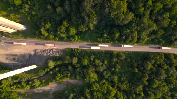 Top View Heavy Truck Traffic Mountains Summer Traffic Green Forest — Vídeo de Stock