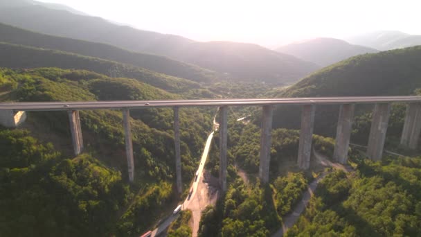 Beautiful Highway Bridge Mountains Cars Driving Viaduct Summer Traffic Aerial — ストック動画