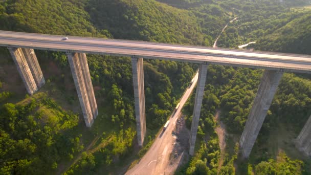 Beautiful Highway Bridge Mountains Cars Driving Viaduct Summer Traffic Aerial — Wideo stockowe