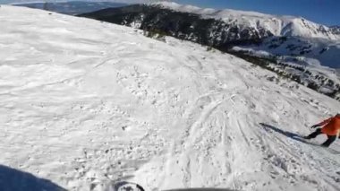 Yokuş aşağı kayan bir adamın görüntüsü. Ağaçlar arasında kayak yapan bir adam