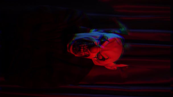 Страшный Клоун Перед Зеркальным Эффектом Ужаса Освещающий Концепцию Высококачественные Кадры — стоковое видео