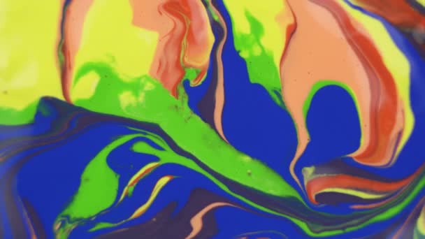 Χρωματιστές Σταγόνες Μπογιάς Αναμειγνύονται Στο Νερό Μελάνι Στροβιλίζεται Κάτω Από — Αρχείο Βίντεο