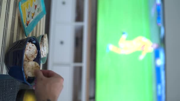 Vidéo Verticale Fan Football Regardant Match Maison Images Haute Qualité — Video