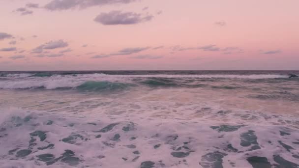 Большой Закат Моря Волнами Сотрясающими Пляжи Высококачественные Кадры — стоковое видео