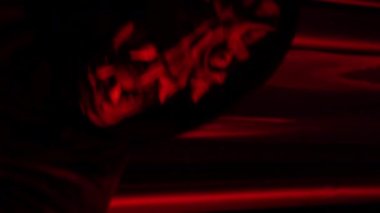  Maskeli gizemli adam dikey perde videosuyla dans ediyor. Yüksek kalite 4k görüntü