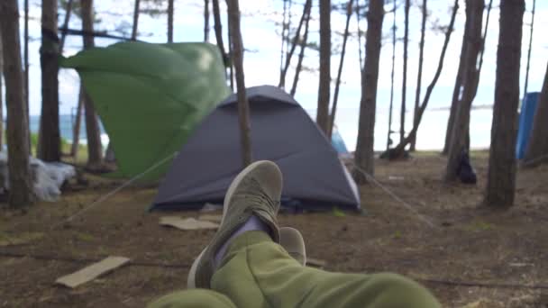 Balanceándose Una Hamaca Disfrutar Vacaciones Campamento Verano Cerca Árboles Tiendas — Vídeos de Stock