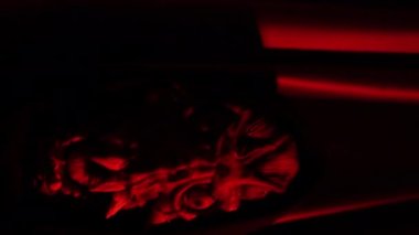 Maskeli bir adam dikey video kırmızı Horor ışıklarından fırlıyor. Yüksek kalite 4k görüntü