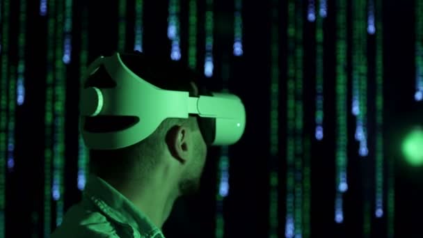 Man Met Glas Tap Nieuw Spel Metaverse Virtual Reality Spel — Stockvideo