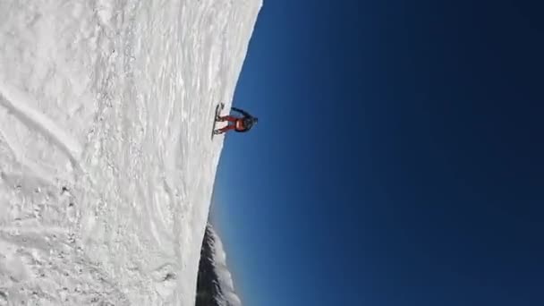Samiec Snowboardzista Rzeźbiący Stoku Narciarskim Górskim Kurorcie Słoneczny Zimowy Dzień — Wideo stockowe
