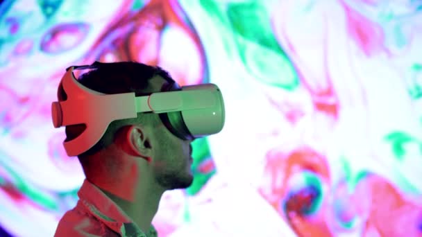 Realidade Virtual Metaversa Homem Com Vidro Fundo Abstrato Imagens Alta — Vídeo de Stock