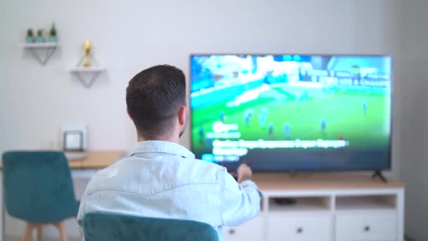 Fan Piłki Nożnej Zmieniający Oglądając Piłkę Nożną Katarze Domu Wysokiej — Wideo stockowe
