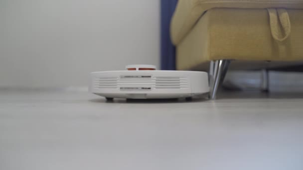 机器人吸尘器在沙发下面擦拭 高质量的4K镜头 — 图库视频影像
