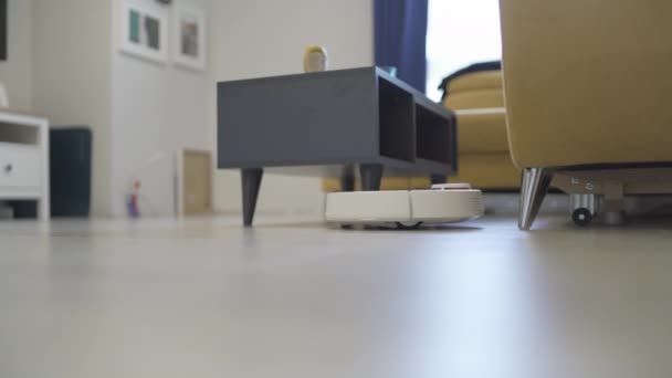 Робот Пилосос Очищається Навколо Столу Розумні Датчики Високоякісні Кадри — стокове відео